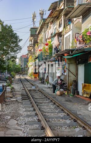 Hanoi, Vietnam. 12 Octobre 2019. Rue Du Train De Hanoi. La vie à côté des voies de train dans la vieille ville. Banque D'Images