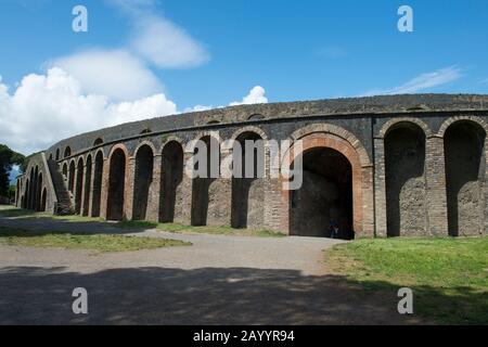 L'amphithéâtre de Pompéi est le plus ancien amphithéâtre romain survivant de l'ancienne ville romaine de Pompéi, près de Naples moderne dans la région italienne o Banque D'Images