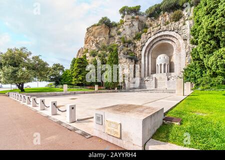 Le Monument aux Morts, au pied de la colline du Château est un monument dédié aux citoyens de Nice qui sont morts pendant la Première Guerre mondiale. Banque D'Images