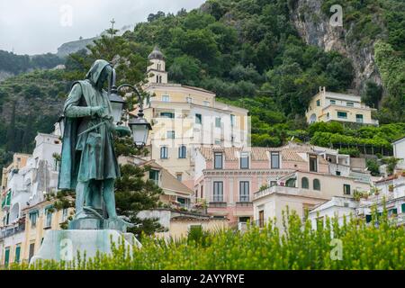 Le centre-ville d'Amalfi dans la province de Salerne dans la région de Campanie au sud-ouest de l'Italie, situé sur la côte amalfitaine. Banque D'Images