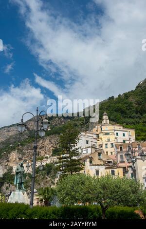 Le centre-ville d'Amalfi dans la province de Salerne dans la région de Campanie au sud-ouest de l'Italie, situé sur la côte amalfitaine. Banque D'Images