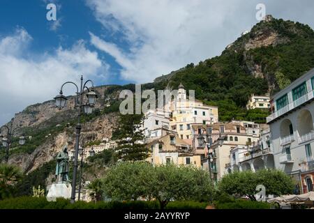 Le centre-ville d'Amalfi dans la province de Salerne dans la région de Campanie au sud-ouest de l'Italie, situé sur la côte amalfitaine. Banque D'Images