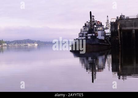 Remorqueur Bateau Reposant Dans Le Port Contre Cloudy Matin Banque D'Images