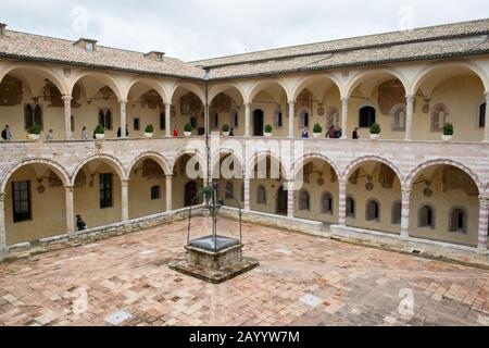 Le frère Sacro Convento avec ses imposants murs avec 53 arches romanes se dresse à côté de la basilique papale de Saint François d'Assise, à Assise, Umb Banque D'Images