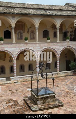 Le frère Sacro Convento avec ses imposants murs avec 53 arches romanes se dresse à côté de la basilique papale de Saint François d'Assise, à Assise, Umb Banque D'Images