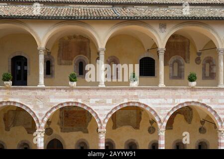 Le frère Sacro Convento avec ses imposants murs avec 53 arches romanes se dresse à côté de la basilique papale de Saint François d'Assise, à Assise, Umb Banque D'Images