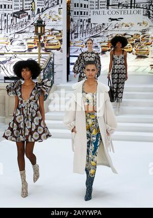 Londres, Grande-Bretagne. 17 février 2020. Les modèles marchent sur la piste lors du spectacle Paul Costelloe Catwalk à la London Fashion week à Londres, en Grande-Bretagne, le 17 février 2020. Crédit: Han Yan/Xinhua/Alay Live News Banque D'Images