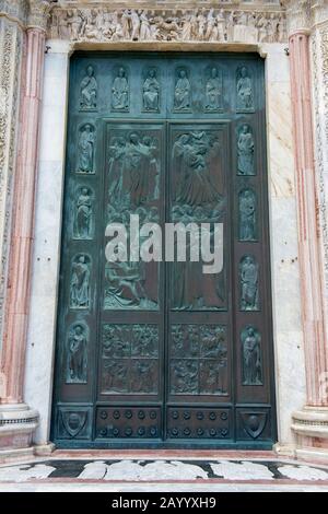 Détail du portail en bronze de la cathédrale de Sienne de Santa Maria, mieux connue sous le nom de Duomo, une église médiévale en marbre de Sienne, Toscane, Italie de gothique Banque D'Images