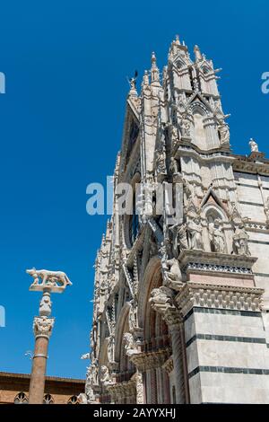 Détail de la cathédrale de Sienne de Santa Maria, mieux connue sous le nom de Duomo, est une église médiévale en marbre de Sienne, Toscane, Italie de l'art gothique de la 1 Banque D'Images