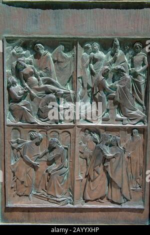 Détail du portail en bronze de la cathédrale de Sienne de Santa Maria, mieux connue sous le nom de Duomo, une église médiévale en marbre de Sienne, Toscane, Italie de gothique Banque D'Images