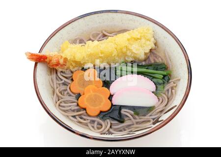 Nouilles soba japonais Tenpura dans un bol sur fond blanc Banque D'Images