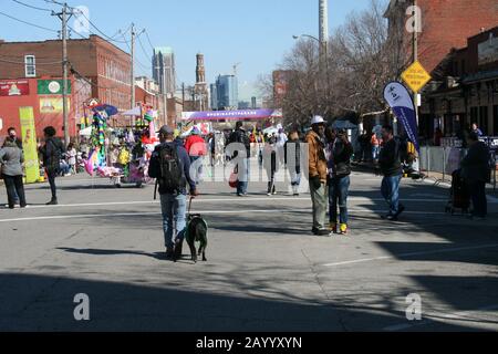 Purina Pet Parade 2020 dans les rues de St. Louis, Missouri, États-Unis. Cette partie de la célébration Mardi gras 2020. Banque D'Images