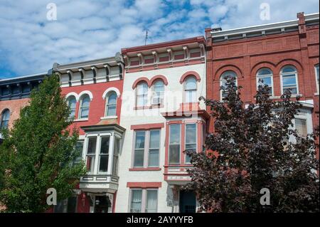 Maisons en briques le long de Warren Street dans la ville d'Hudson sur l'Hudson River dans l'État de New York, aux États-Unis. Banque D'Images