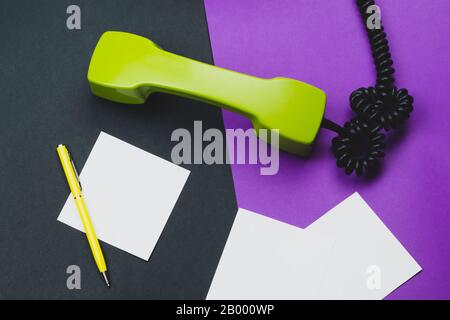 Téléphone rétro. Stylo et note. Bureau. Récepteur téléphone. Ancienne technologie de communication. Espace de copie Banque D'Images