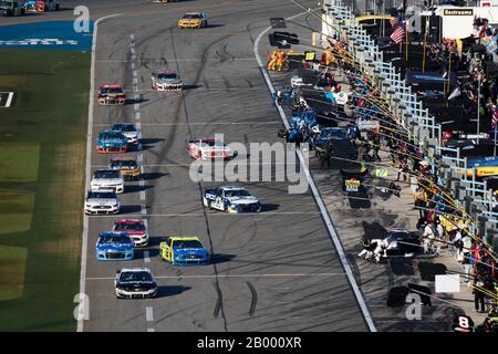 Daytona, États-Unis. 17 février 2020. Le trafic lourd en tant que conducteurs se dirige vers les fosses après la phase 2, au cours de la 62ème Daytona 500, le lundi 17 février 2020 à Daytona, en Floride. Photo par Edwin Locke/UPI crédit: UPI/Alay Live News Banque D'Images
