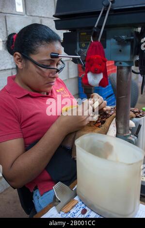 Un travailleur fabrique des souvenirs en bois à la Fabrique de souvenirs en bois De La Sr y Sra Ese à San José, la capitale du Costa Rica. Banque D'Images