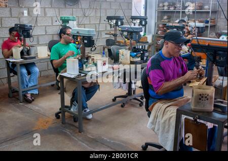 Les travailleurs qui produisent des souvenirs en bois à La Fabrique de souvenirs en bois De La Sr y Sra Ese à San José, la capitale du Costa Rica. Banque D'Images