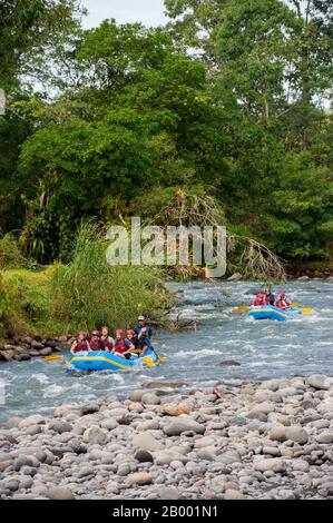 Touristes rafting en eau vive à Pozo Azul près de Virgen de Sarapiqui au Costa Rica. Banque D'Images