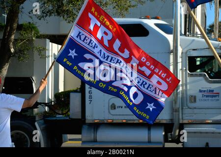 Melbourne, Floride, États-Unis. 17 Février 2020. Le groupe de partisans de Trump pour le président 2020 a organisé un rassemblement du drapeau de la Journée des présidents au coin des États-Unis-192 et des États-Unis-1. À l'heure de pointe, avec des cornes qui sonnent en passant des voitures, des camions et des muffers bruyants des voitures de sport, le groupe a agité Trump 2020 et d'autres drapeaux sur les véhicules qui passaient. Crédit Photo : Julian Leek/Alay Live News Banque D'Images