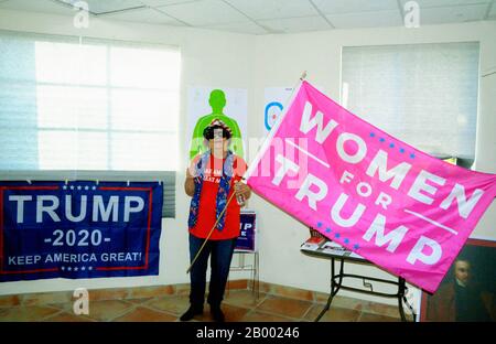 Melbourne, Floride, États-Unis. 17 Février 2020. Le groupe de partisans de Trump pour le président 2020 a organisé un rassemblement du drapeau de la Journée des présidents au coin des États-Unis-192 et des États-Unis-1. À l'heure de pointe, avec des cornes qui sonnent en passant des voitures, des camions et des muffers bruyants des voitures de sport, le groupe a agité Trump 2020 et d'autres drapeaux sur les véhicules qui passaient. Crédit Photo : Julian Leek/Alay Live News Banque D'Images