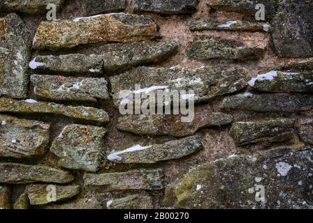 Des chutes de neige sur l'image d'arrière-plan de Stone Wall Banque D'Images