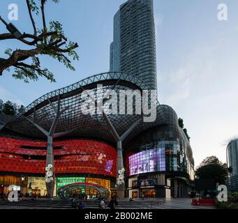 Singapour, janvier 2020. Les magasins devant l'entrée du centre commercial ION Orchard au coucher du soleil Banque D'Images