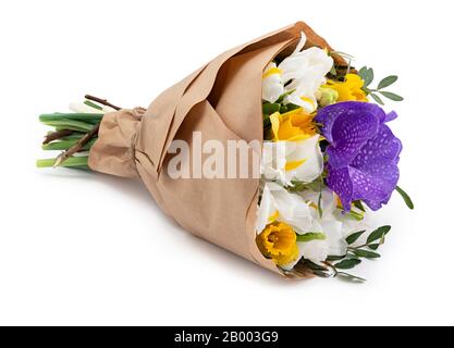 De belles bouquets de fleurs enveloppées dans un papier d'artisanat comme cadeau. Isolé sur fond blanc avec ombre Banque D'Images