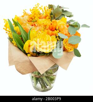 Bouquet de fleurs jaunes de printemps Magnifique bouquet de fleurs jaunes de printemps isolé sur fond blanc Banque D'Images
