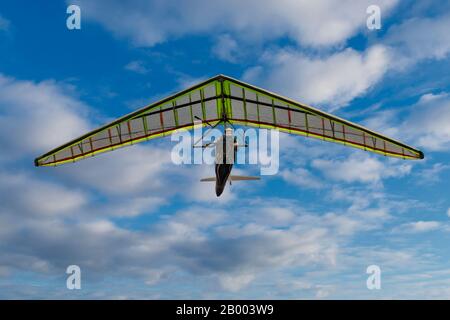 2020-02-09 Byshiv, Ukraine. Accrochez la mouche pilote de planeur sur son aile avec le ciel bleu clair sur l'arrière-plan. Banque D'Images