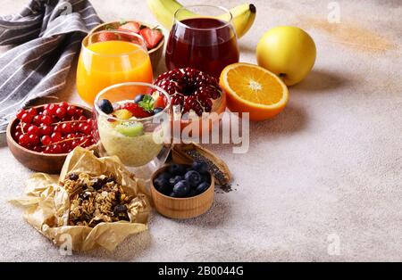 prenez un petit déjeuner sain avec des baies, des fruits, du pudding de chia et de la granola Banque D'Images