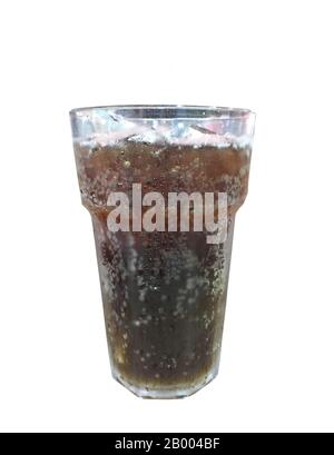 Froid Cola avec glace dans le verre isolé sur fond blanc. Banque D'Images