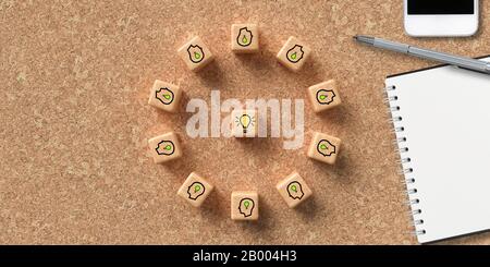 cubes montrant une séance de remue-méninges dans un espace de travail informatique moderne sur fond de liège Banque D'Images