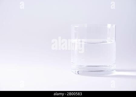 Verre d'eau sur fond gris. Espace de copie. Équilibre de l'eau. Banque D'Images