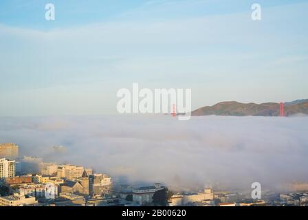 Petit Matin, Fog Rolling À San Francisco Banque D'Images