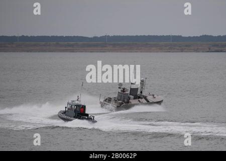 200212-N-BZ485-0229 NORFOLK, Virginie (févr 12, 2020) une variante de développement précoce du véhicule de surface sans pilote commun (CUSV) effectue de manière autonome des manœuvres sur la rivière Elizabeth lors de sa manifestation lors de la Citadelle Shield-Solid Curtain 2020 à la base navale de Norfolk. (ÉTATS-UNIS Photo marine par Mass Communication Specialist 3ème classe Rebekah M. Rinckey/libéré) Banque D'Images