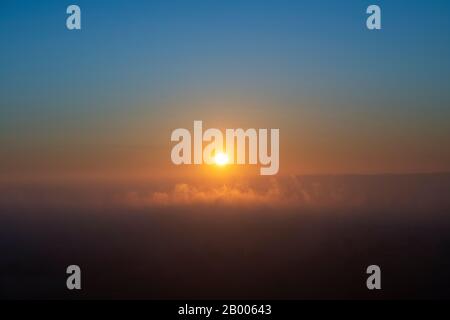 Lever du soleil hivernal sur le brouillard de Martinsell Hill. Près De Oare, Vale Of Pewsey, Wiltshire, Angleterre Banque D'Images