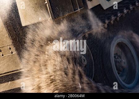 Un véhicule amphibie d'assaut de la Force d'autodéfense terrestre du Japon avec une brigade de déploiement rapide amphibie conduit sur la plage pour un assaut amphibie pendant l'exercice Iron Fist 2020 sur Marine corps base Camp Pendleton, Californie, le 12 février. Des exercices comme Iron Fist renforcent la capacité des forces alliées américaines à déployer rapidement des actifs basés sur la mer et à fournir des forces militaires partout dans le monde. (ÉTATS-UNIS Photo du corps marin par Sgt. Kassie L. McDole) Banque D'Images