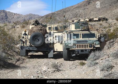 Les Soldats britanniques affectés à la Royal Dragoon Guard du Yorkshire, en Angleterre, utilisent des jumelles pour observer les environs lors de La rotation Décisive de l'action 20-04 au Centre national d'entraînement (CNT), fort Irwin, Californie, 10 février 2020. Les Rotations d'action décisives au CNT garantissent que les équipes de combat de la brigade de l'Armée de terre restent polyvalentes, réactives et toujours disponibles pour les imprévus actuels et futurs. (ÉTATS-UNIS Photo de l'armée par Sgt. Nathan Franco, Groupe Des Opérations, Centre National De Formation) Banque D'Images