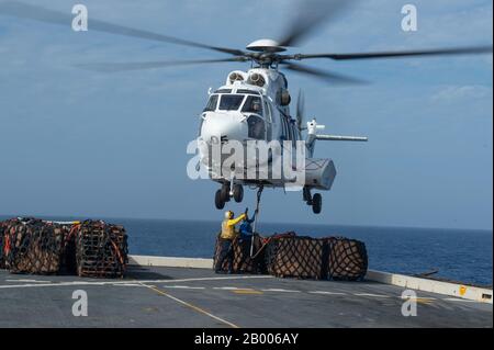 MER des Philippines (fév 13, 2020) – Aviation Boatswain’s Mate (Handling) 3ème classe Deon Sanders, de Bronx, New York, à gauche, Et Aviation Boatswain’s Mate (Handling) Airman Recrute Bryan Campos, de Fontana California, pour le transport de fret à un hélicoptère Aeropatiale sa 330 J Puma pendant une reconstitution en cours à bord d’un quai de transport amphibie de classe San Antonio USS Green Bay (LPD 20). Green Bay, qui fait partie du America Expeditionary Strike Group, 31 membres de l'équipe de l'unité expéditionnaire maritime, opère dans la 7ème zone d'opérations de la flotte des États-Unis pour améliorer l'interopérabilité avec les alliés et les partenaires et servir en tant que Banque D'Images