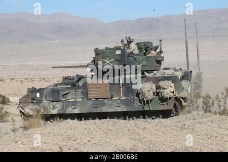 Les Soldats de l'armée américaine affectés au 5ème Escadron, 7ème Régiment de Calvary, 1ère équipe de combat de la Brigade blindée, 3ème division d'infanterie, fort Stewart Ga, se déplacent vers leur objectif à l'intérieur d'un char de combat principal de la   Abrams pendant la rotation D'action Décisive 20-04 au Centre national d'entraînement (CNT), fort Irwin, Californie, 14 février 2020. Les Rotations d'action décisives au CNT garantissent que les équipes de combat de la brigade de l'Armée de terre restent polyvalentes, réactives et toujours disponibles pour les imprévus actuels et futurs. (ÉTATS-UNIS Photo de l'armée par Sgt. Nathan Franco, Groupe Des Opérations, Centre National De Formation) Banque D'Images