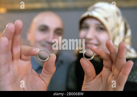 Nuremberg, Allemagne. 17 février 2020. Le couple Nuray et Hasan tiennent leurs anneaux de mariage dans leurs mains pour leur prochain mariage le 29.02.2020. Les 32 ans de Nuremberg et de son fiancé ont choisi le 29 février 2020 comme date de leur cérémonie de mariage - une date qui n'est possible que tous les quatre ans en une année bissextile. (À dpa: 'Jour de mariage pour les paresseux - 29 février') crédit: Daniel Karmann/dpa/Alay Live News Banque D'Images