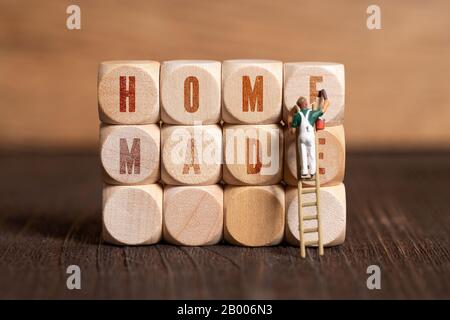 Cubes avec texte « MAISON » sur fond de bois Banque D'Images