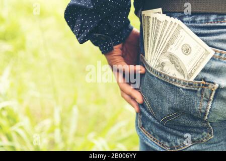 La réduction de l'argent perdu dans les finances Pose Problème à l'homme avec le dollar banque note l'argent dans la poche arrière. Concept financier. Banque D'Images