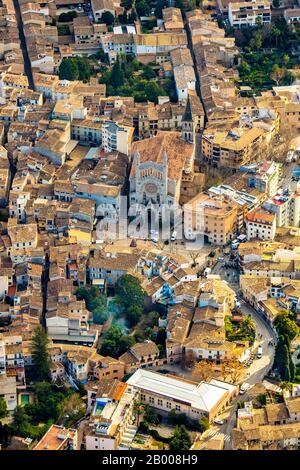 Vue aérienne, église catholique Saint Bartholomew, Església parroquial de Sant Bartomeu de Sóller, Sóller, Europe, Iles Baléares, Espagne, ES, Espana, rel Banque D'Images