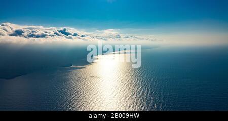 Photo aérienne, mer bleue et nuages et ciel bleu, Europe, Iles Baléares, Espagne, ES, Espana, vue lointaine, formes et couleurs, Majorque, mer, voyage, Banque D'Images