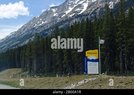 Banff, Canada - 2 juin 2019: Vue du panneau "Bienvenue en Colombie-Britannique" sur la route transcanadienne avec des pins et des montagnes en arrière-plan Banque D'Images