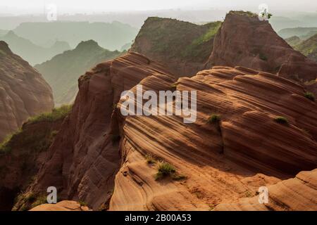 Shaanxi, Shaanxi, Chine. 18 février 2020. Shaanxi Ã¯ÂμÅ'CHINA-Jingbian wave Valley est situé dans Yanjia stockade, comté de Jingbian, province de Shaanxi.le rocher de la vallée d'ondulations de jingbian est appelé grès rouge, formé entre le Permian paléozoïque et le Trias Mésozoïque, jurassique et crétacé.C'était la période la plus géologiquement active et biologiquement riche en histoire animale. Crédit: Sipa Asia/Zuma Wire/Alay Live News Banque D'Images