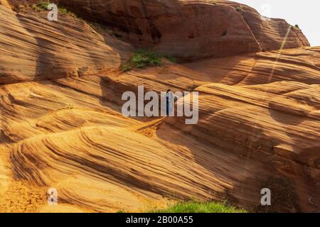 Shaanxi, Shaanxi, Chine. 18 février 2020. Shaanxi Ã¯ÂμÅ'CHINA-Jingbian wave Valley est situé dans Yanjia stockade, comté de Jingbian, province de Shaanxi.le rocher de la vallée d'ondulations de jingbian est appelé grès rouge, formé entre le Permian paléozoïque et le Trias Mésozoïque, jurassique et crétacé.C'était la période la plus géologiquement active et biologiquement riche en histoire animale. Crédit: Sipa Asia/Zuma Wire/Alay Live News Banque D'Images