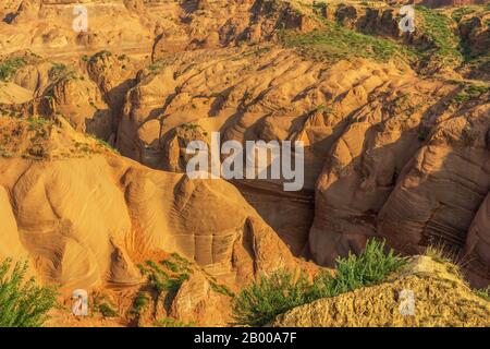 Shaanxi, Shaanxi, Chine. 18 février 2020. Shaanxi Ã¯ÂμÅ'CHINA-Jingbian wave Valley est situé dans Yanjia stockade, comté de Jingbian, province de Shaanxi.le rocher de la vallée d'ondulations de jingbian est appelé grès rouge, formé entre le Permian paléozoïque et le Trias Mésozoïque, jurassique et crétacé.C'était la période la plus géologiquement active et biologiquement riche en histoire animale. Crédit: Sipa Asia/Zuma Wire/Alay Live News Banque D'Images