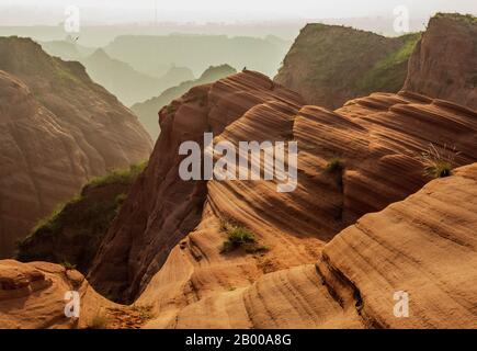 Shaanxi, Shaanxi, Chine. 18 février 2020. Shaanxi Ã¯ÂμÅ'CHINA-Jingbian wave Valley est situé dans Yanjia stockade, comté de Jingbian, province de Shaanxi.le rocher de la vallée d'ondulations de jingbian est appelé grès rouge, formé entre le Permian paléozoïque et le Trias Mésozoïque, jurassique et crétacé.C'était la période la plus géologiquement active et biologiquement riche en histoire animale. Crédit: Sipa Asia/Zuma Wire/Alay Live News Banque D'Images